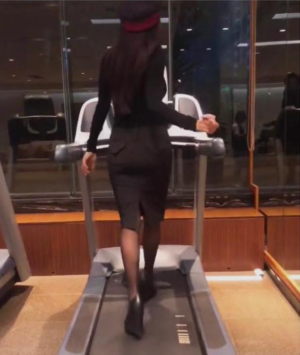 宁静穿高跟鞋在跑步机上跳舞