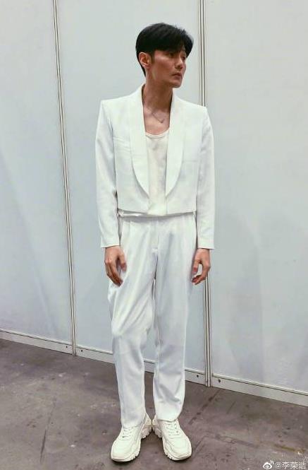 李荣浩 终于见到观众了：网友却说瘦的眼睛都变大了