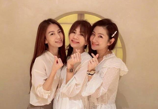 SHE合体为ella庆生