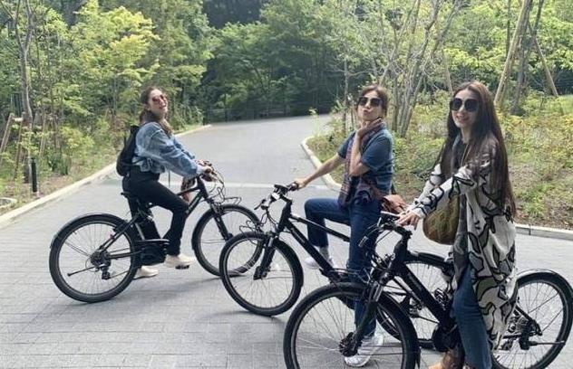 SHE合体为ella庆生