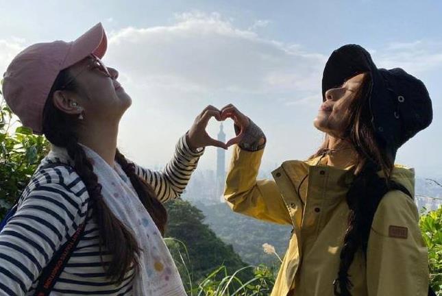 SHE合体为ella庆生