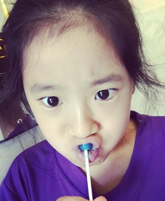 贾静雯首晒梧桐妹正面照