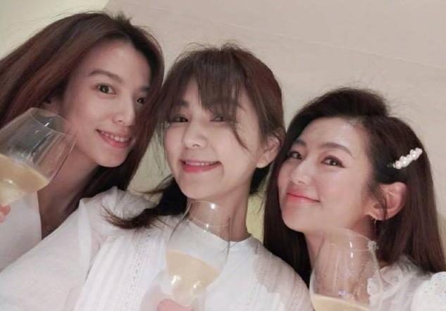 SHE合体为ella庆生