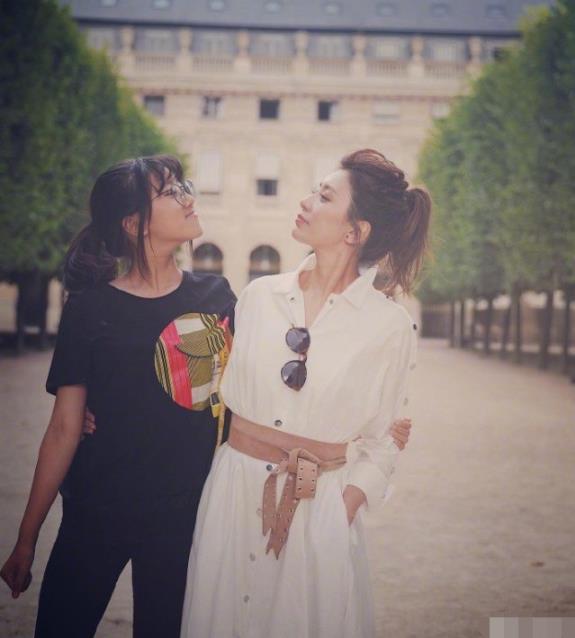 贾静雯首晒梧桐妹正面照