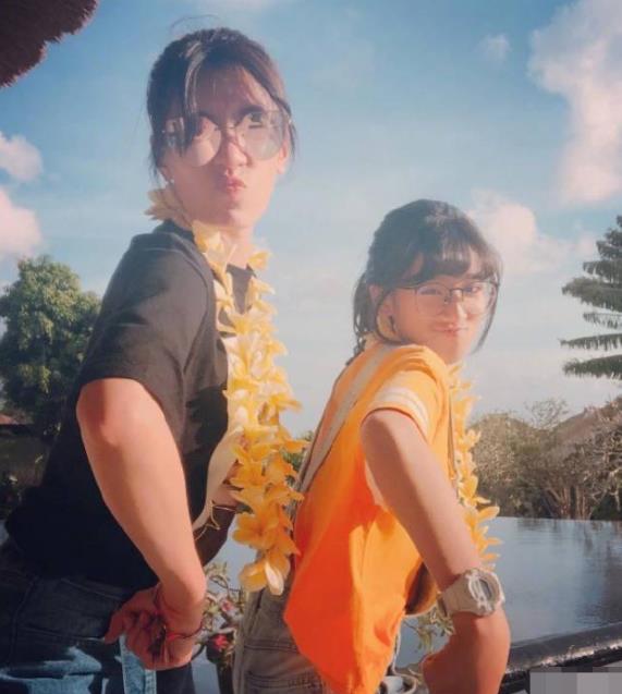 贾静雯首晒梧桐妹正面照