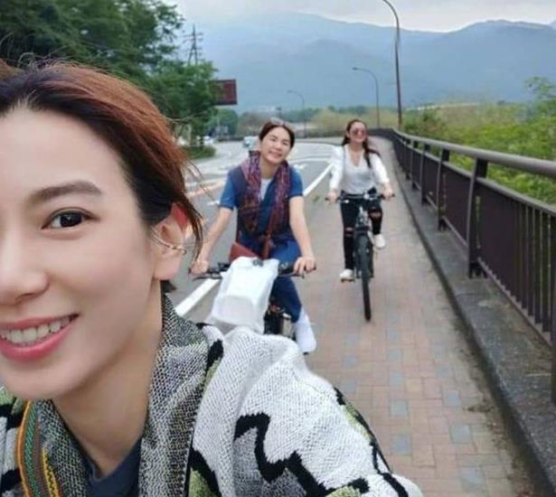 SHE合体为ella庆生