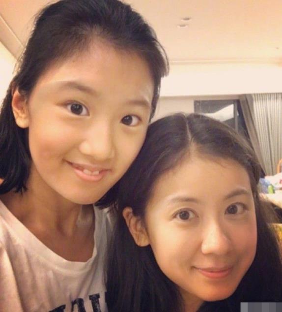 贾静雯首晒梧桐妹正面照