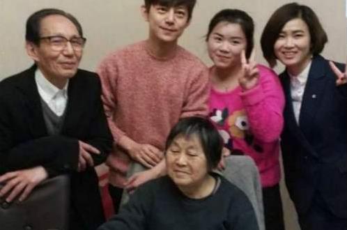 何炅一家三口图片：何炅家庭生活揭秘