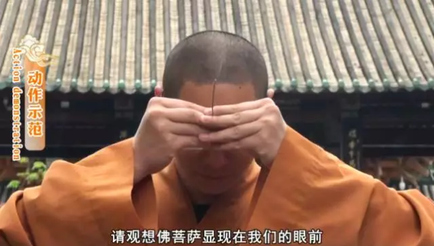 正确上香拜佛姿势图解：先上香，后问讯第二步