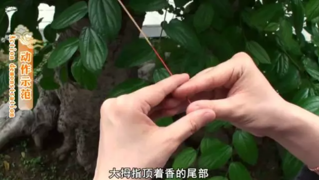 正确上香拜佛姿势图解：先上香，后问讯第一步