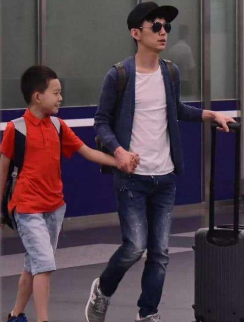 何炅一家三口图片：何炅家庭生活揭秘