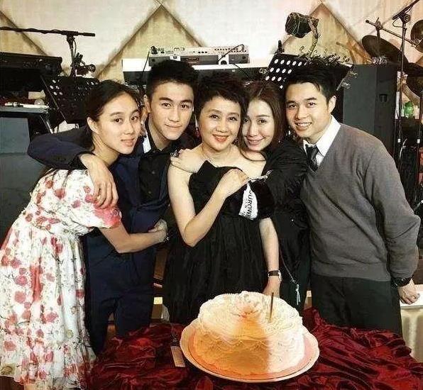 何猷佳为什么不露面：何猷佳多大了去哪了？