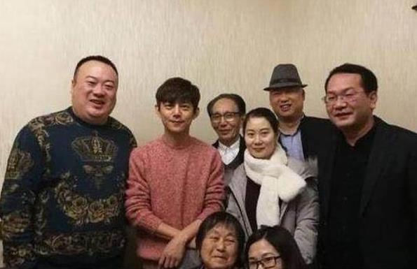 何炅一家三口图片：何炅家庭生活揭秘