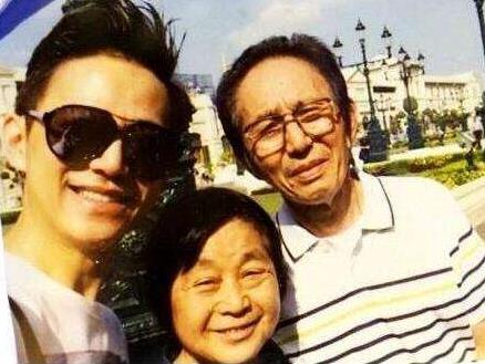 何炅一家三口图片：何炅家庭生活揭秘