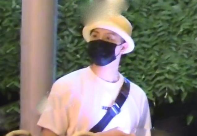 张铭恩现身胡冰卿小区