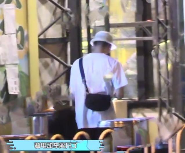 张铭恩现身胡冰卿小区