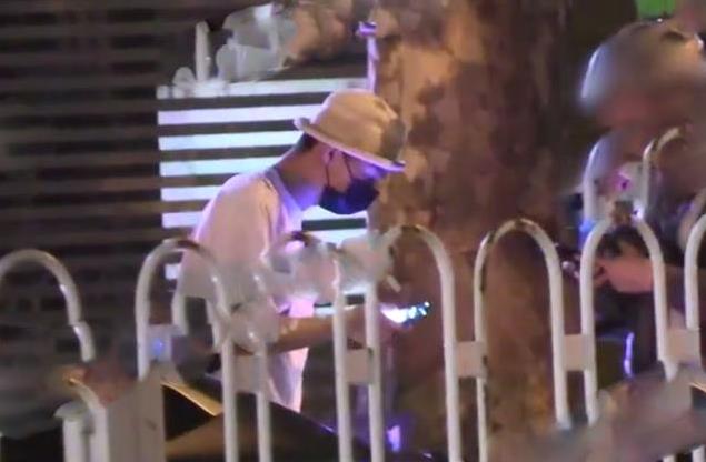 张铭恩现身胡冰卿小区