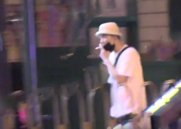 张铭恩现身胡冰卿小区