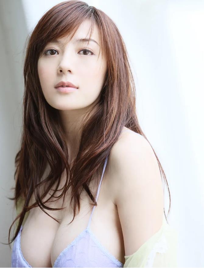 十大胸大女明星排行榜图片：胸最大的十个女星