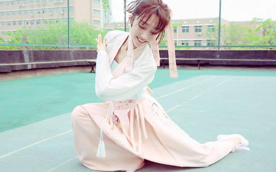 宣璐的个人资料简介及背景：宣璐生活照甜美清雅