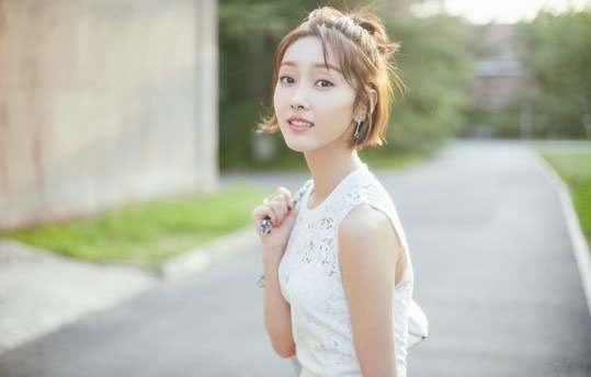 宣璐的个人资料简介及背景：宣璐生活照甜美清雅