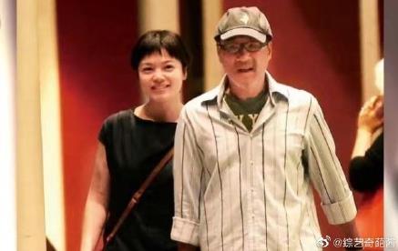 李宗盛与小27岁娇妻逛古董店：李宗盛小娇妻的资料照片