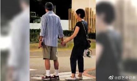 李宗盛与小27岁娇妻逛古董店：李宗盛小娇妻的资料照片