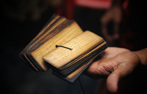 破损的佛像和经书如何处理？