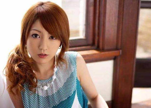 松岛枫资料照片：松风枫OL美腿丝袜照