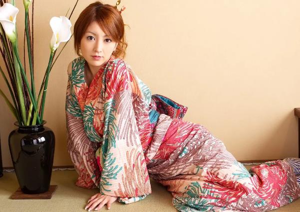 松岛枫资料照片：松风枫OL美腿丝袜照