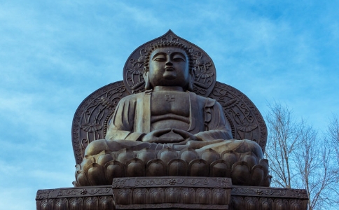 畅怀法师：在家拜佛和在寺院拜佛有什么分别？