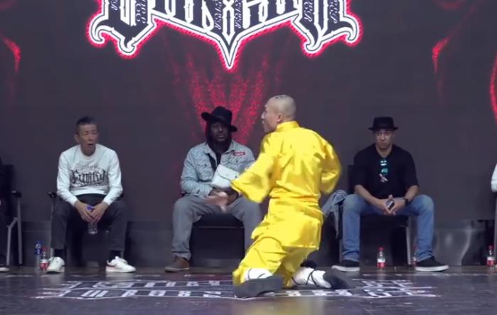 张浩然的个人资料：张浩然为什么穿僧服跳舞