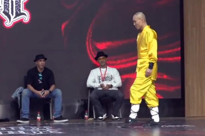 张浩然的个人资料：张浩然为什么穿僧服跳舞