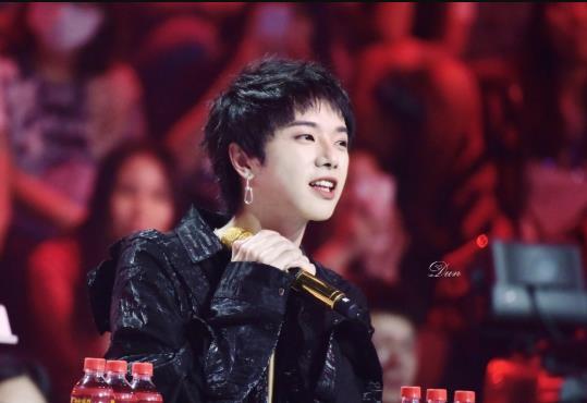 华晨宇吸管事件是什么事？吸管事件后华晨宇现在的助理是谁