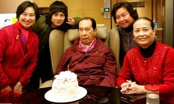 蓝琼缨年轻的图片及家世背景：蓝琼缨与赌王的故事