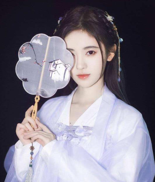 鞠婧祎垫肩是什么梗：于朦胧和鞠婧祎在一起了吗