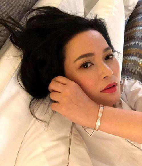 樊亦敏现状真的在卖鱼吗？樊亦敏个人资料以及和吴京的往事