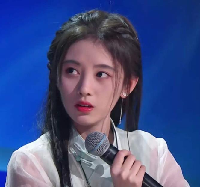 鞠婧祎垫肩是什么梗：于朦胧和鞠婧祎在一起了吗