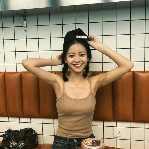 李庚希为什么能红：李庚希上过大学吗？