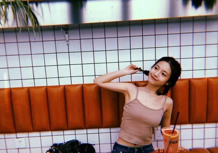 李庚希为什么能红：李庚希上过大学吗？