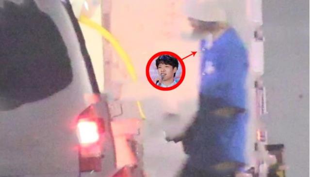 杨幂魏大勋疑似同居：大清早穿情侣装走出同一小区