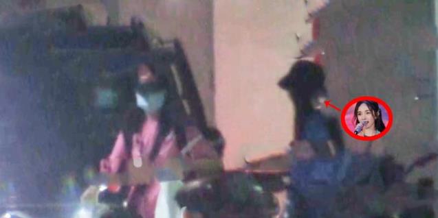 杨幂魏大勋疑似同居：大清早穿情侣装走出同一小区