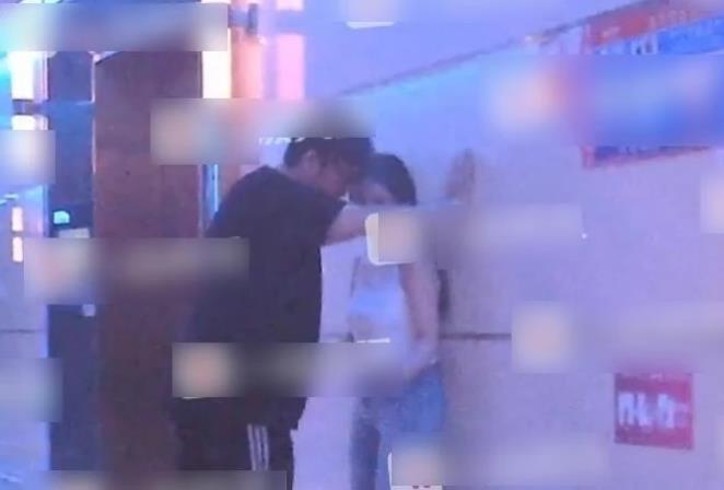 王岳伦与女子举止亲密：ktv走廊内壁咚搂抱亲昵