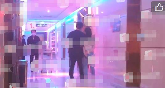 王岳伦与女子举止亲密：ktv走廊内壁咚搂抱亲昵