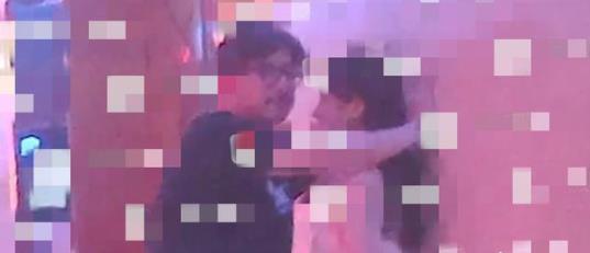 王岳伦与女子举止亲密：ktv走廊内壁咚搂抱亲昵