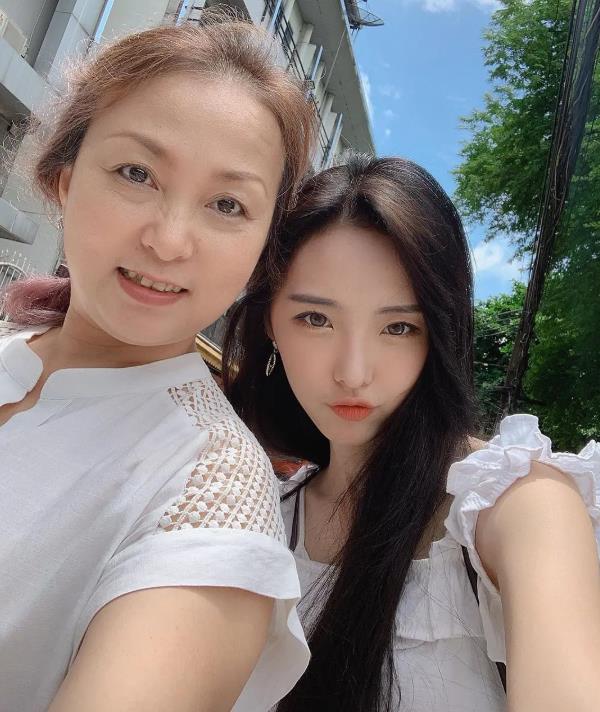 郑乃馨的家世：郑乃馨在泰国火吗