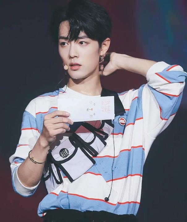 肖战图片高清手机壁纸：肖战笑起来的照片