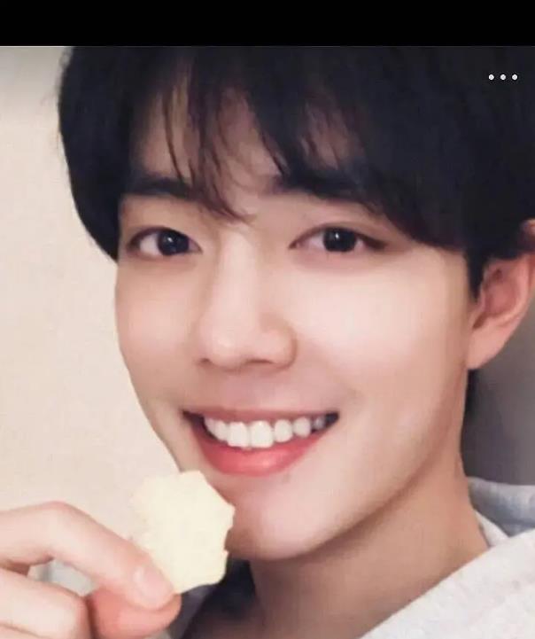 肖战图片高清手机壁纸：肖战笑起来的照片