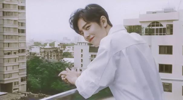 肖战图片高清手机壁纸：肖战笑起来的照片