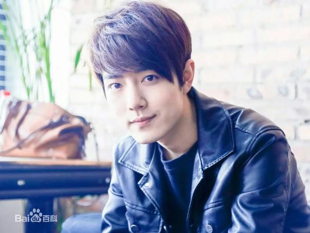 肖战图片高清手机壁纸：肖战笑起来的照片